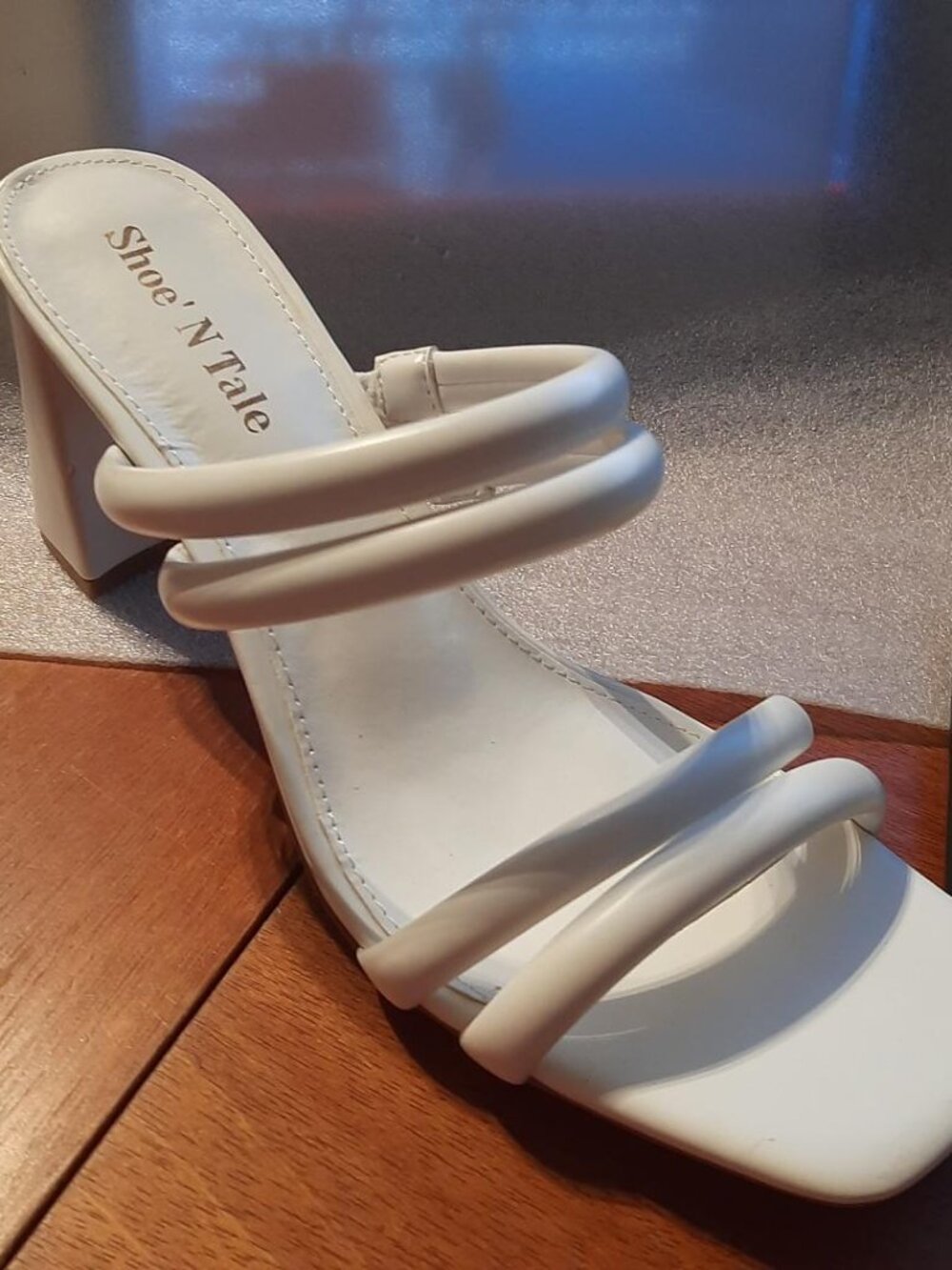 Shoe' N Tale Low Block Heel Sandal Double Strap White Size 10 NEW DEFECT